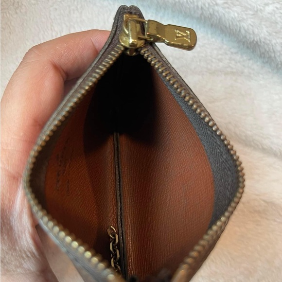 Authentic Louis Vuitton Key Cles in Monogram - Picture 9 of 11